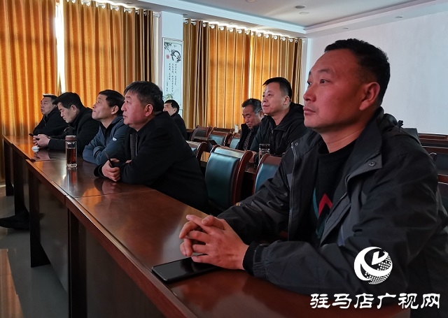 確山縣衛生計生監督所集中學習收看《榜樣5》專題節目