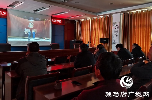 確山縣衛生計生監督所集中學習收看《榜樣5》專題節目
