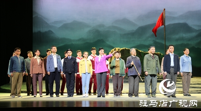 第十五屆河南省戲劇大賽現代豫劇《故鄉記憶》在駐馬店青少年宮上演