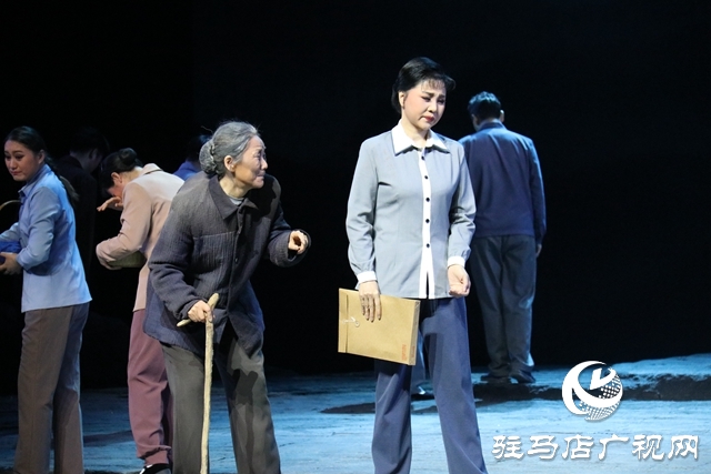 第十五屆河南省戲劇大賽現代豫劇《故鄉記憶》在駐馬店青少年宮上演