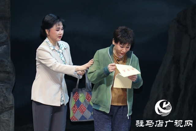 第十五屆河南省戲劇大賽現代豫劇《故鄉記憶》在駐馬店青少年宮上演