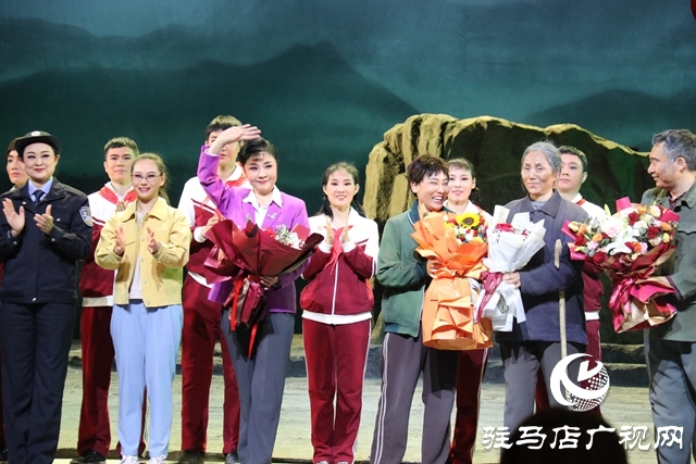 第十五屆河南省戲劇大賽現代豫劇《故鄉記憶》在駐馬店青少年宮上演