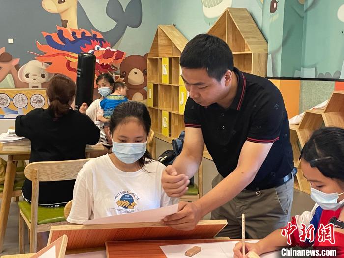 描繪鄉土記憶 福州畫師用鋼筆再現古厝風情
