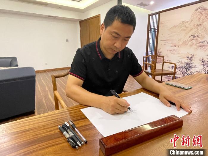 描繪鄉土記憶 福州畫師用鋼筆再現古厝風情