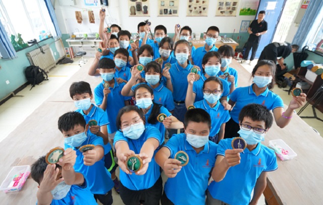 中小學生制作冬奧文創作品 走近冬奧與琉璃文化