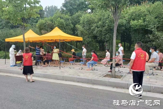 西平縣郵政分公司：黨員志愿者協助社區開展核酸檢測