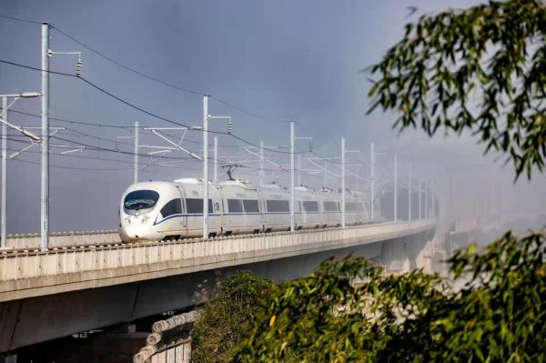 “湘西最美高鐵”開通運營 首趟列車駛出