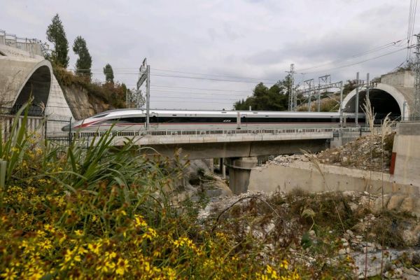 “湘西最美高鐵”開通運營 首趟列車駛出