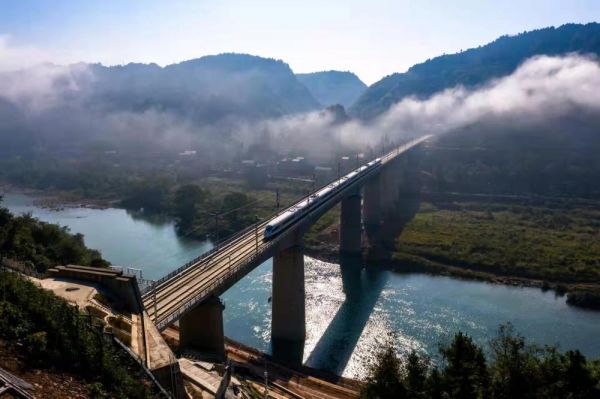 “湘西最美高鐵”開通運營 首趟列車駛出