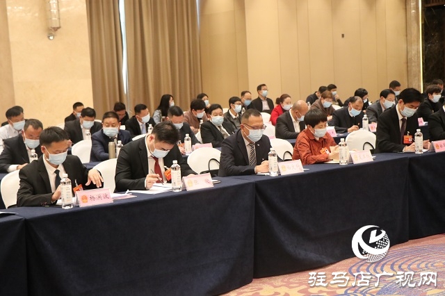 市領導與人大代表共同審議政府工作報告