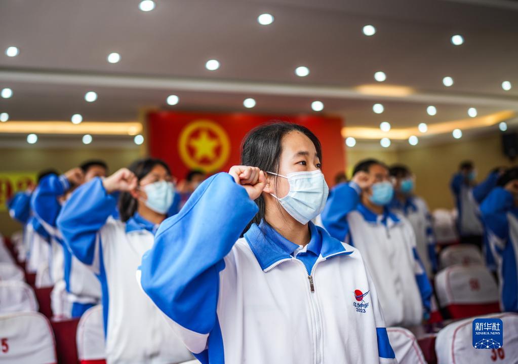 以青春之我，貢獻偉大時代——寫在慶祝中國共產主義青年團成立100周年大會召開之際