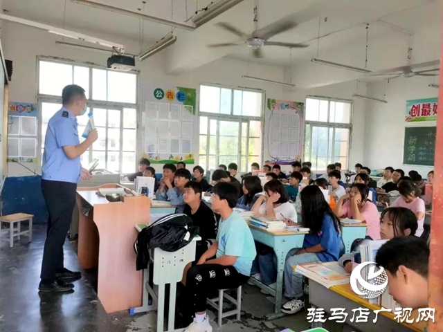 平輿縣公安局郭樓派出所深入轄區校園開展反恐防爆和法治教育宣傳