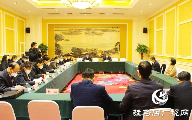 駐馬店市政協五屆一次會議召開委員組召集人會議
