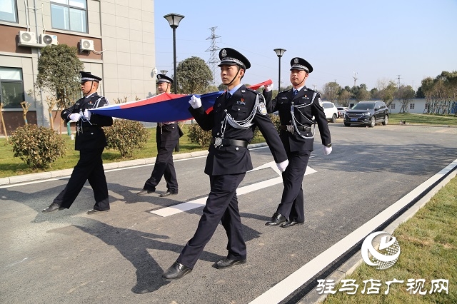 駐馬店市公安局高新區分局舉行升國旗迎警旗慶祝儀式
