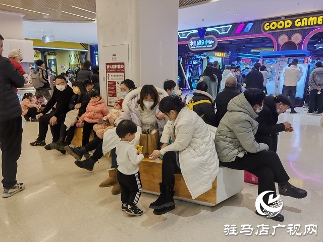 駐馬店：春節假期商場人氣旺