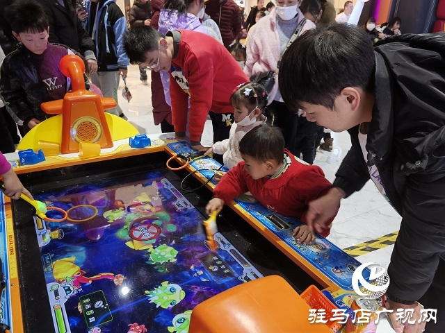 駐馬店：春節假期商場人氣旺
