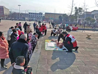  “急救地攤”開張！他們用特殊方式迎新春