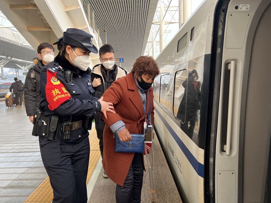  央媒觀豫｜春運路上的高鐵“鏗鏘玫瑰”