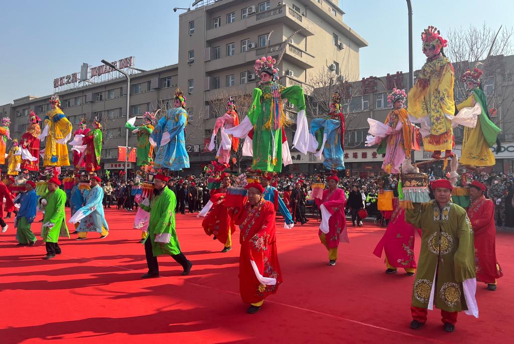 新華全媒+丨福“兔”慶團圓 “元”氣開新局——各地歡慶元宵節掃描