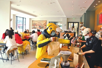 縣城小店迎“開門紅” 今年春節期間，河南縣域消費市場呈快速回暖態勢