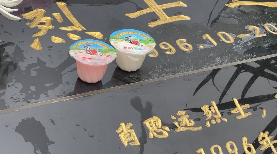 果凍和泡面，肖思遠父母帶給兒子的零食令人破防