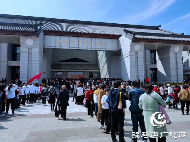 清明寄哀思 民眾自發前往楊靖宇將軍紀念館內悼念