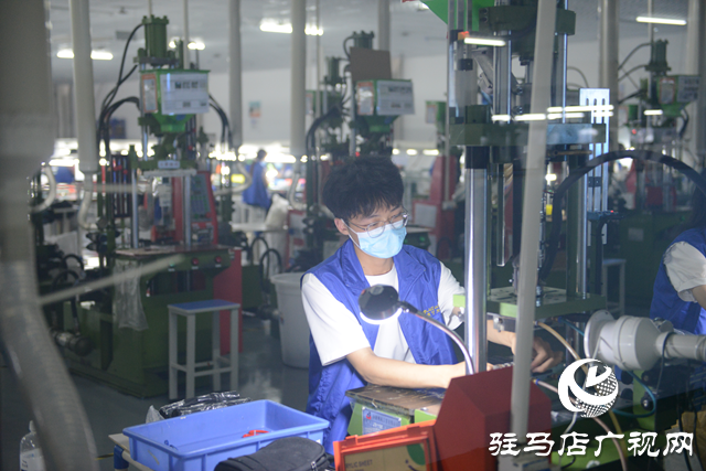 泌陽縣：筑巢引鳳帶火“微工廠”實現雙利雙收