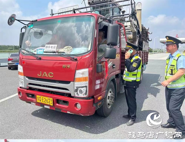 點贊！正陽交通執法人員護送迷路收割機