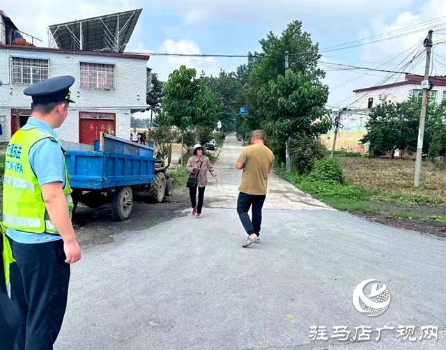 點贊！正陽交通執法人員護送迷路收割機