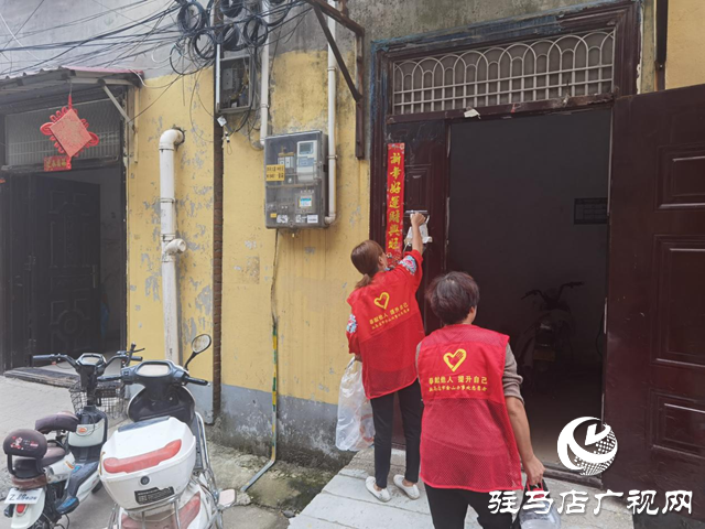 經濟開發區翟莊社區組織黨員志愿者開展“黨徽閃爍”環境衛生整治活動