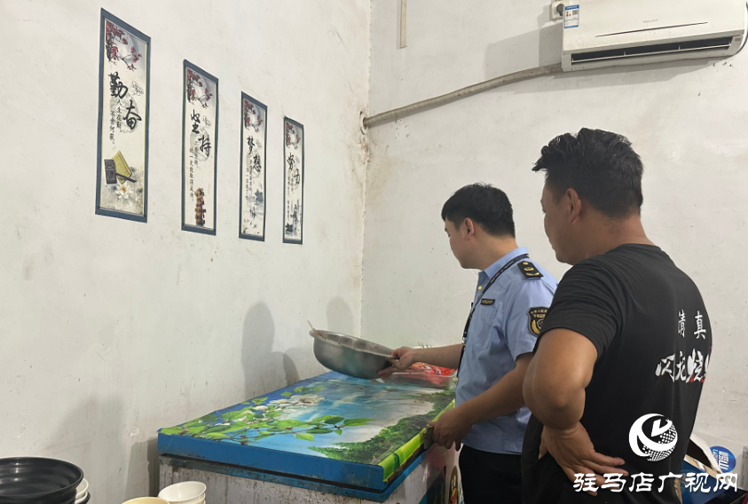 泌陽縣郭集鎮市場監管所開展夜市檢查，守護人間“煙火氣”
