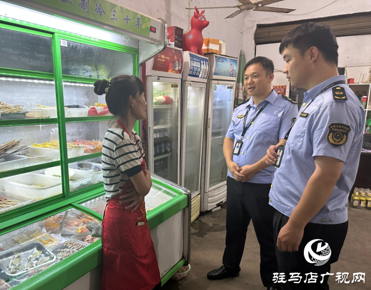 泌陽縣郭集鎮市場監管所開展夜市檢查，守護人間“煙火氣”