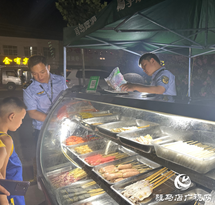 泌陽縣郭集鎮市場監管所開展夜市檢查，守護人間“煙火氣”