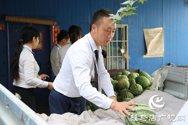 駐馬店天縱時代城：愛心助農認購西瓜 轉贈戶外工作者傳遞愛心