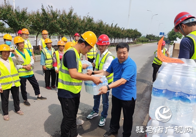 中國一冶駐馬店市政道路建設項目部開展夏日送清涼活動