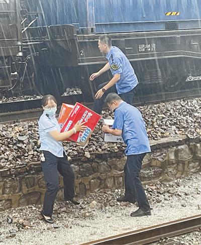 讓黨旗在防汛抗洪救災一線高高飄揚