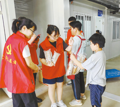 讓黨旗在防汛抗洪救災一線高高飄揚