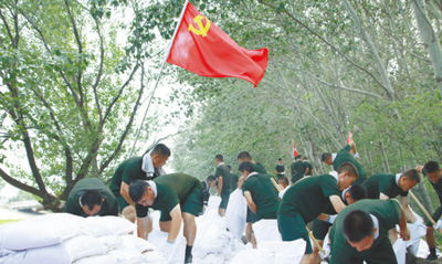 讓黨旗在防汛抗洪救災一線高高飄揚