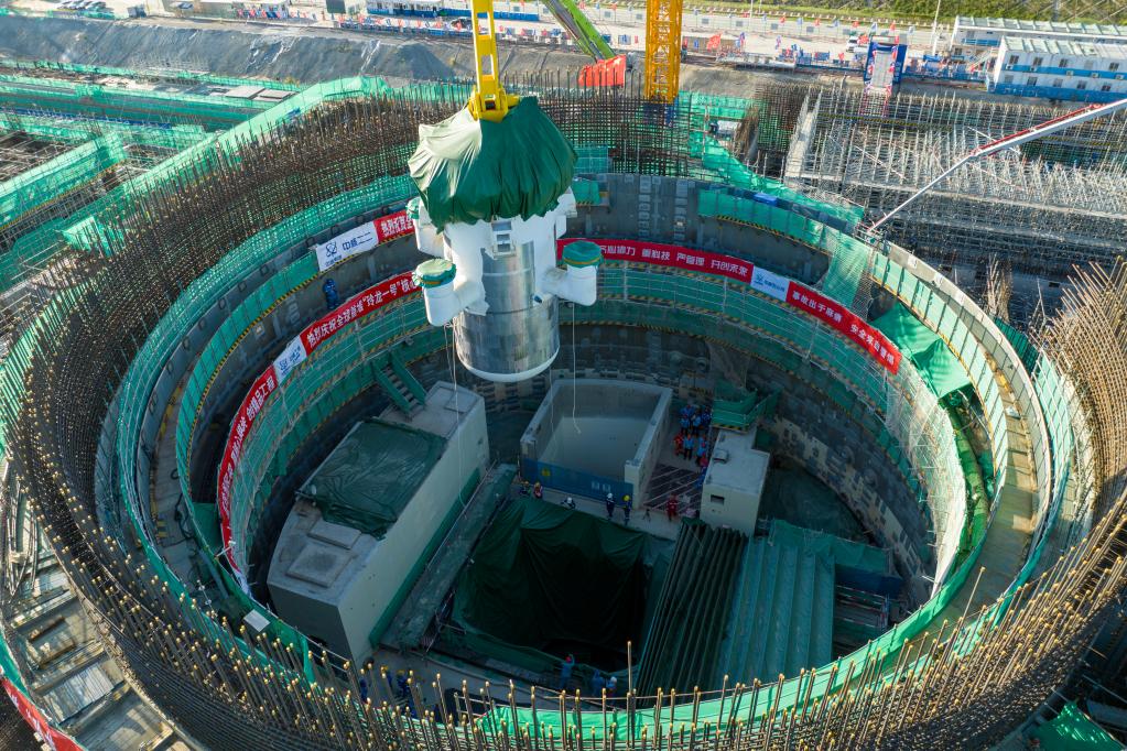 “玲龍一號”全球首堆核心模塊安裝成功
