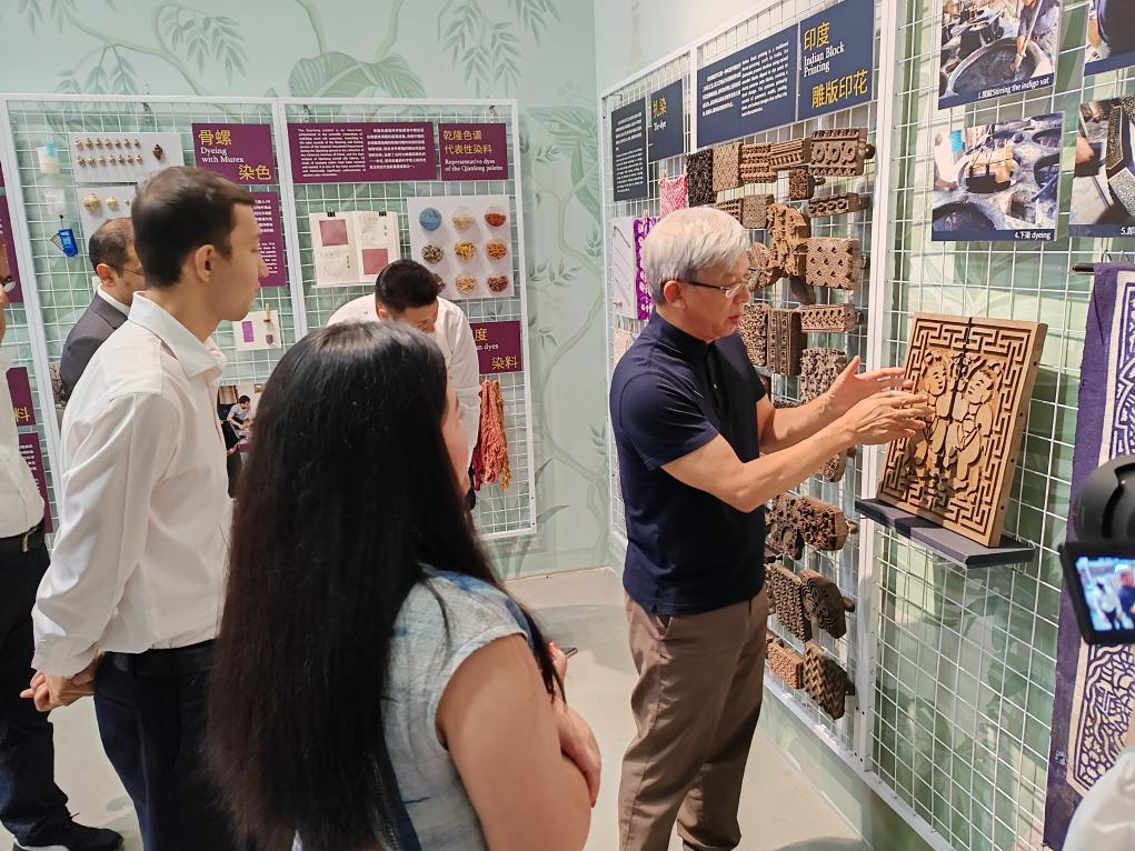 亞洲服飾展亮相杭州：霓裳五彩，東方貢獻