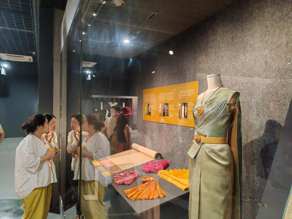 亞洲服飾展亮相杭州：霓裳五彩，東方貢獻