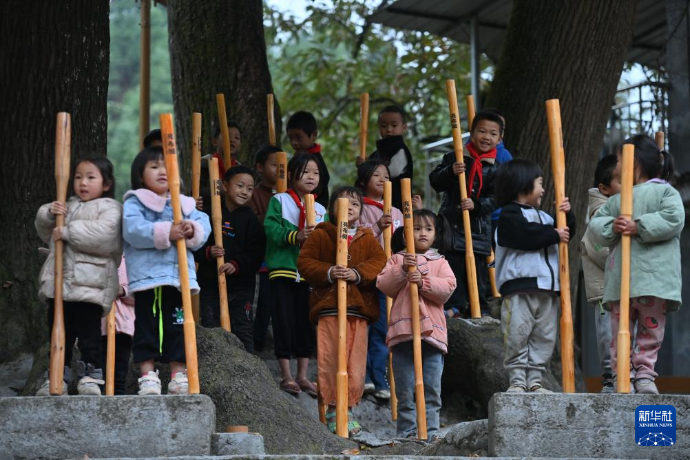 廣西苗族這件衣服，一做就是一年
