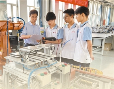 二〇二三年度全國教書育人楷模風采—— 躬耕教壇 強國有我