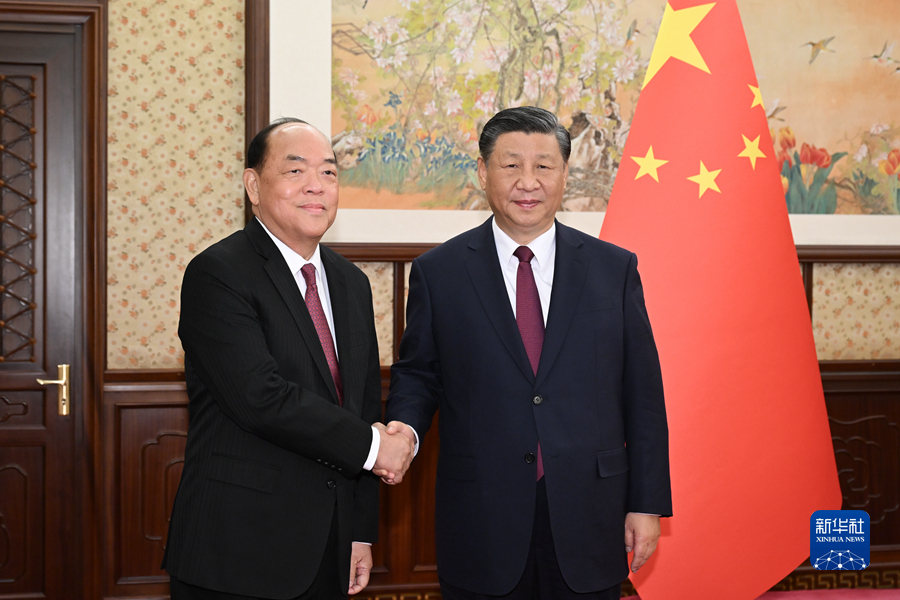 習近平聽取賀一誠述職報告???????