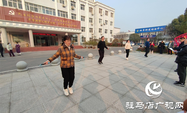 西平縣柏亭街道舉行跳繩比賽喜迎元旦佳節