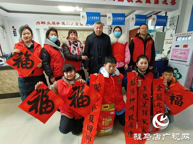駐馬店市第三小學舉行義寫春聯送祝?；顒? width=