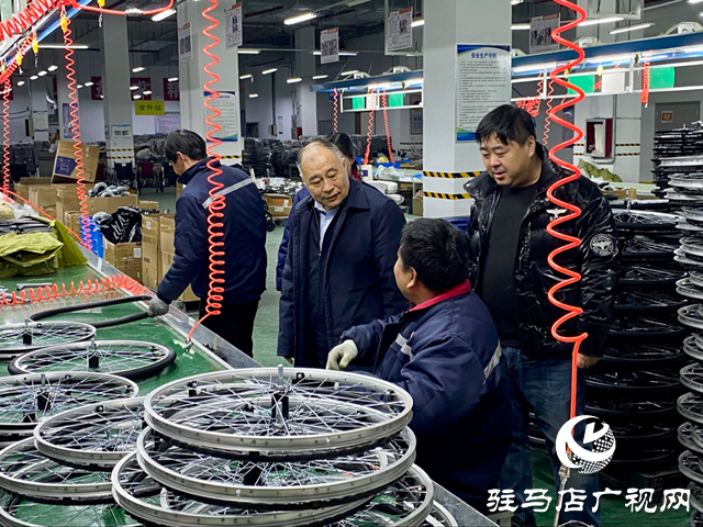 中國殘聯副主席張銀良看望慰問托養中心殘疾人和企業一線職工