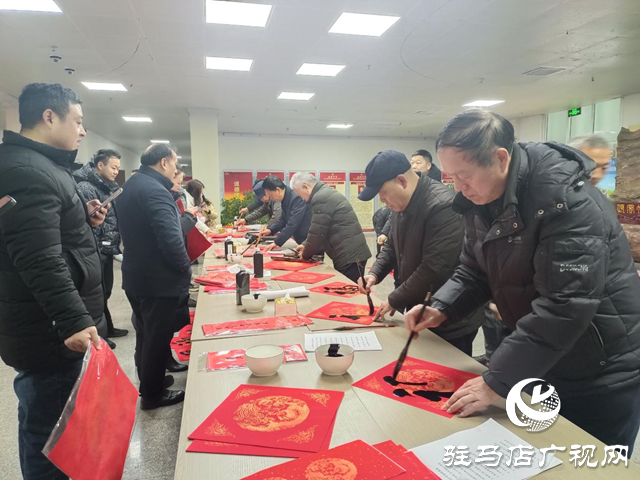 駐馬店市舉辦“百花迎新樂中原”文藝界義寫春聯活動