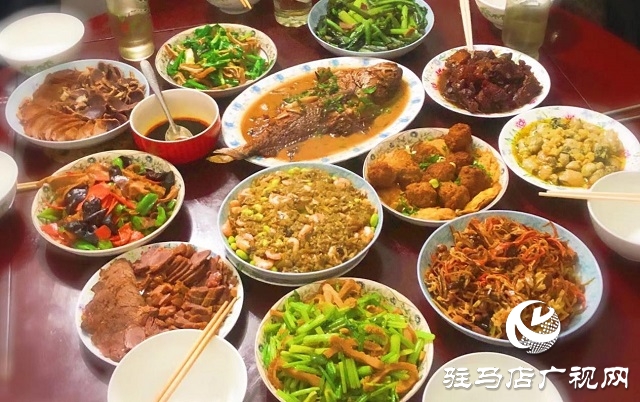 年夜飯餐桌上必有的菜品，看看和你家的一樣嗎