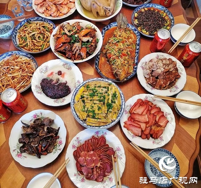 年夜飯餐桌上必有的菜品，看看和你家的一樣嗎